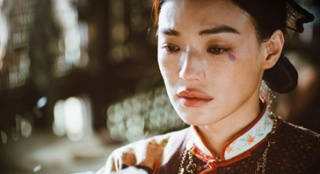 《健忘村》舒淇扮丑當(dāng)村長(zhǎng)夫人 鄉(xiāng)野拍戲受考驗(yàn)