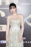 柳岩惊艳亮相某盛典 浅绿裹胸裙大秀香肩雪肌