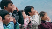 《缺失的爱》主题曲MV 唱出留守儿童对爱的渴望