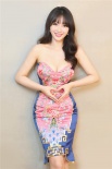 柳巖“舞娘+拜年”高清寫真：深V搶鏡 俏皮比心