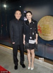張藝謀美國(guó)宣傳《長(zhǎng)城》 愛(ài)妻陳婷相陪景甜優(yōu)雅