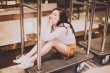 倪妮新写真曝光 演绎牛仔衬衫经典穿搭大秀长腿