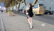林允机场街拍照曝光 造型风中凌乱美腿“直长白”