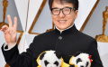 成龙中山装亮相奥斯卡红毯 手抱中国大熊猫玩偶卖萌