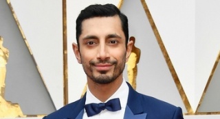 頒獎嘉賓里茲·阿邁德亮相 身材修長面露笑容