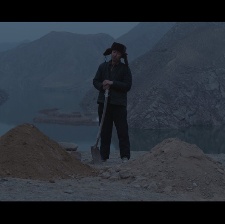 河對岸是山