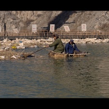 河對岸是山
