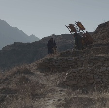 河對岸是山