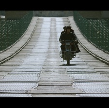 河對岸是山