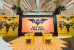 华纳兄弟影业新片《乐高蝙蝠侠大电影》上映以来好评不断，在豆瓣、时光网等平台上均取得了超高评分。而日前，“乐高STYLE”的蝙蝠侠也把欢乐从影院的大银幕上搬到了现实生活中，在朝阳大悦城举行了为期10天的《乐高蝙蝠侠大电影》冒险乐园活动。活动期间，不仅有精彩纷呈的互动活动，还为粉丝准备了超级惊喜，游客络绎不绝。