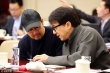 聚焦两会：分组讨论休息时张国立成龙聊悄悄话