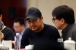 聚焦两会：分组讨论休息时张国立成龙聊悄悄话
