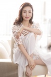 小陶虹最新写真发布 红裙妩媚展现性感白皙肌肤