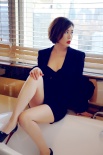 余男烈焰紅唇大秀美腿 風(fēng)情肉欲熟女魅力盡顯