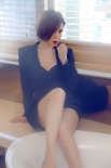余男烈焰紅唇大秀美腿 風(fēng)情肉欲熟女魅力盡顯
