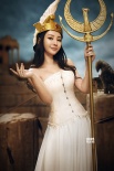 柳巖束胸白袍化身性感女神 不懼冷風(fēng)酥胸迷人