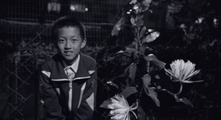 《八月》首映禮啟用舞臺劇 真情實(shí)感打動(dòng)觀眾