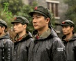 《芳华》杀青曝剧照 冯小刚激动拥抱黄轩与苗苗