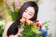 张天爱新片展香草系女生魅力 徜徉花间仙气足