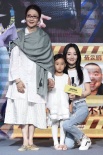 李小璐甜馨助阵《麻烦家族》首映 黄磊避谈三胎