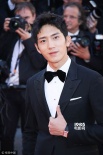 《每分钟120击》戛纳首映 井柏然帅气西装现身