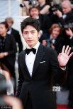 《每分钟120击》戛纳首映 井柏然帅气西装现身