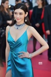 超模奚梦瑶亮相戛纳红毯 穿蓝色长裙秀纤腰美腿