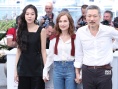 《克莱尔的相机》发布会 于佩尔白衣牛仔裤减龄