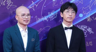 易小星携手白客亮相红毯 新片《建军大业》引期待