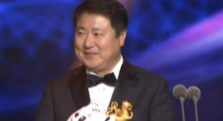 恭喜《湄公河》荣获最佳观赏效果 于冬开心领奖