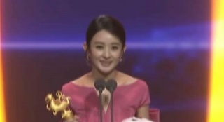 赵丽颖获最受欢迎女演员奖 贾玲包贝尔颁奖逗趣