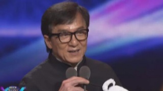 成龙现身大影节推介《龙之战》 热血献唱《国土》