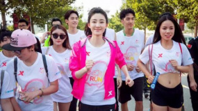 王丽坤现场为大家标准示范了如何做热身运动