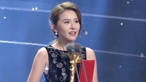 熱依扎榮獲最受關(guān)注女主角 甜笑登臺秀家鄉(xiāng)話