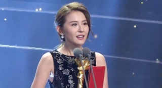 熱依扎榮獲最受關(guān)注女主角 甜笑登臺秀家鄉(xiāng)話