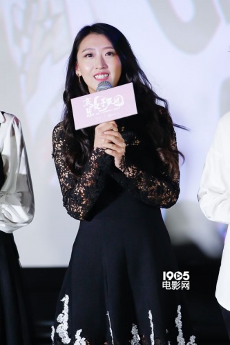 女子天团"成员杨小兰,陈洁怡,尹菲,叶禹含,谭志玲出席了映后见面会