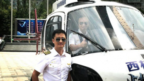 吴京架直升飞机炫酷出场 上天入海宣传《战狼2》