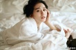 人妻劉詩詩披白浴袍拍大片 五官精致十足撩人