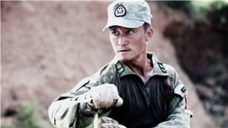 战士将《战狼》融入小品 班长如《师父》般严格