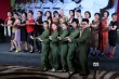 冯小刚请战友看《芳华》 两代“草原女民兵”同框