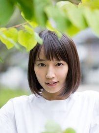 吉冈里帆拍写真亲近自然 笑容灿烂小清新范儿十足