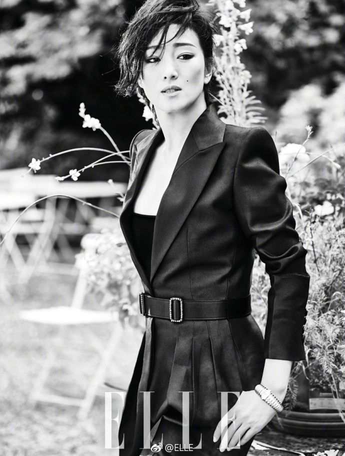 巩俐登封面演绎"不受限女王" 深v短发气场全开