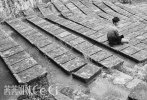 灰色廓形西裝外套和運(yùn)動休閑鞋的組合，與身后的景色相得益彰。