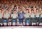 導(dǎo)演劉偉強(qiáng)與香港昂船洲海軍基地軍人合影