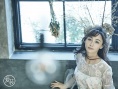 姚笛展轻熟女风范 笑容甜美扎丸子头秀雪白长腿