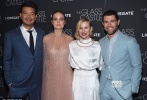 娜奧米·沃茨（Naomi Watts）身穿絲質白裙盡顯高貴優(yōu)雅，一抹紅唇又讓她多了一分嫵媚與性感。