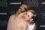 娜奧米·沃茨在紅毯上與布麗·拉爾森（Brie Larson）親密熱擁，感情熟絡似閨蜜。