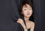 近日，周冬雨登上《時(shí)尚》雜志9月刊封面并曝出一組寫真大片。oversize的毛衣、大衣搭配肆意生長(zhǎng)的短發(fā)盡顯慵懶隨性，招牌的無添加笑容更讓人毫無抵抗力。除了擅長(zhǎng)的精靈鬼馬造型，周冬雨此番還嘗試了兩套輕熟look，毛呢長(zhǎng)裙與復(fù)古燕尾服外套顯得精致又多了幾分女人味。