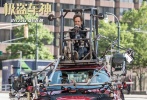 ?除了有令人瞠目結(jié)舌的飆車動作戲，《極盜車神》也有令人神往的浪漫橋段——車神“寶寶”與美少女服務(wù)生“黛博拉”（莉莉·詹姆斯飾）一見鐘情，幻想干完一票就金盆洗手，從此浪跡天涯。而二人想象中的完美私奔跑車則是道奇挑戰(zhàn)者SRT，硬朗復(fù)古的線條感與低沉悶騷的引擎聲挑起體內(nèi)洶涌的荷爾蒙，時刻準(zhǔn)備為真愛大爆發(fā)。此外，飾演幕后大佬“道哥”的實力派戲骨凱文·史派西在影片中的座駕奔馳S550也頗有格調(diào)，豪華霸氣盡顯其江湖老大的氣勢。導(dǎo)演甚至在路人駕駛的車型選擇上也極為考究：比如帶著嬰兒出行的新手媽媽開著一輛家用土星Aura，穿著華麗珠光寶氣的精致老太太則開著雪佛蘭caprice等，每輛車都有獨特的魅力質(zhì)感且和角色的身份精確契合。