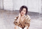 近日，“辣媽”陳妍希登上某雜志封面曝寫真大片。在北歐工業(yè)極簡風(fēng)的背景前，陳妍希的幾套look兼顧簡約與性感，清新氣息十足。無論是襯衫與紗裙的搭配，還是慵懶隨性的oversize襯衫裙，再加上精心設(shè)計(jì)的襯衫小禮服裙都盡顯陳妍希的輕熟女人韻味。